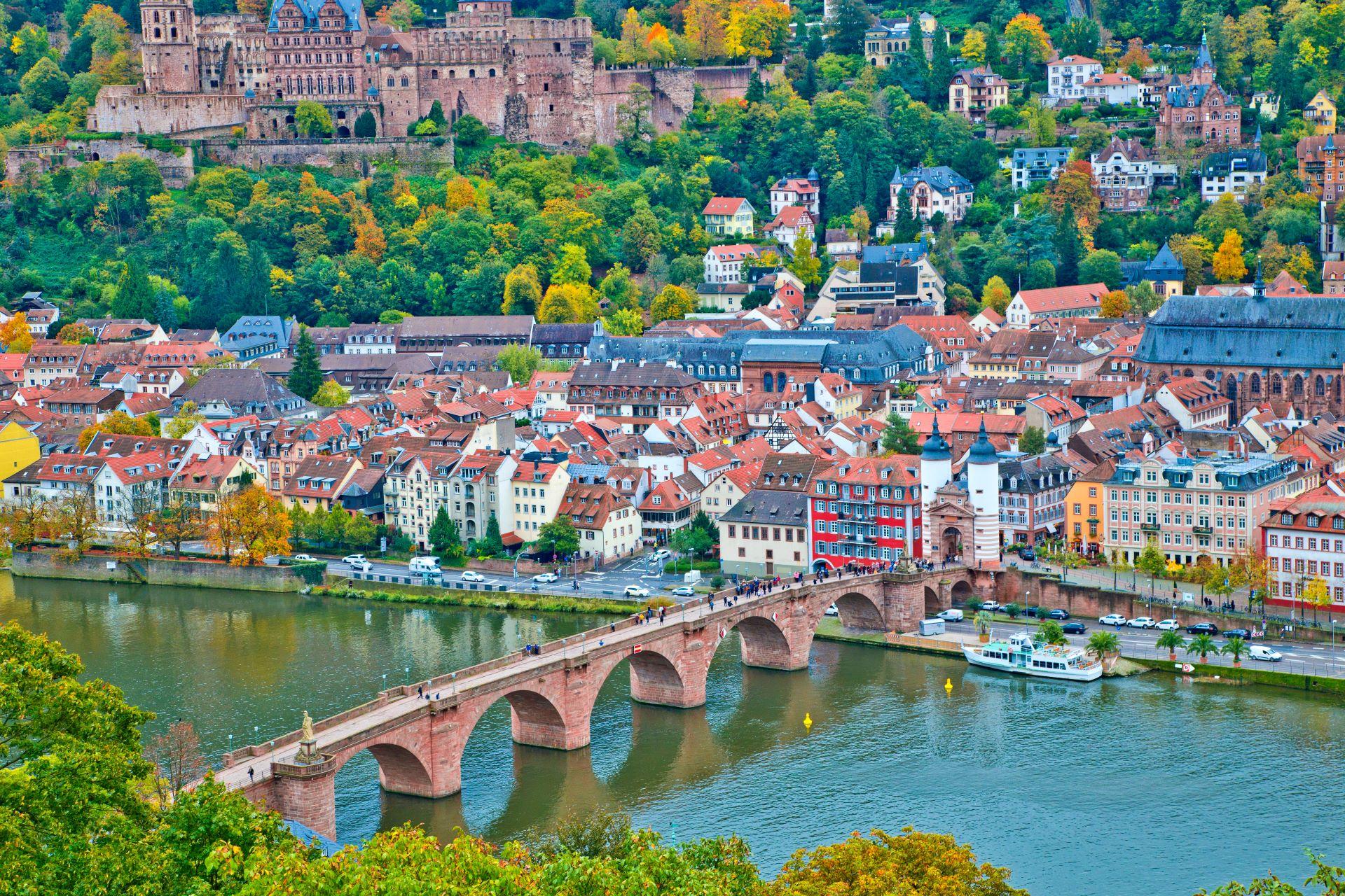 Altstadt von Heidelberg mit Blick auf das Schloss und die Alte Brücke